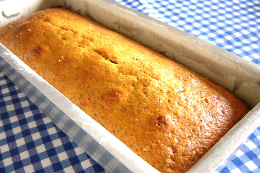 Bolo de Maracujá, Raspas de Limão & Sementes de Papoula