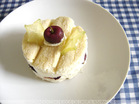 Lady Fingers com Chantilly e Frutas