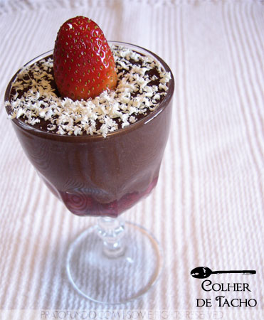 Mousse de Chocolate da Nigella e Morangos Mousse de Chocolate da Nigella e Morangos