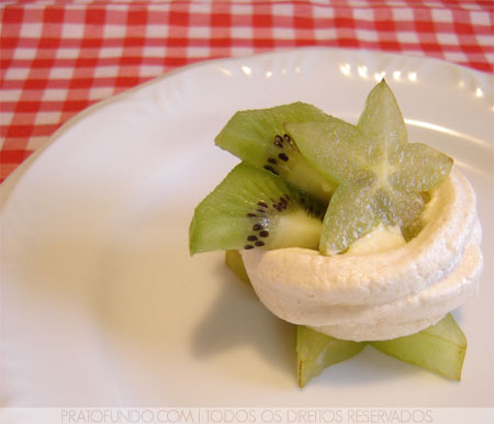 Petit Fours: Mini Ninho de Merengue e Frutas