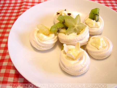 Petit Fours: Mini Ninho de Merengue e Frutas