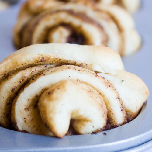 Cinnamon roll é um pãozinho doce de canela que foi criado na